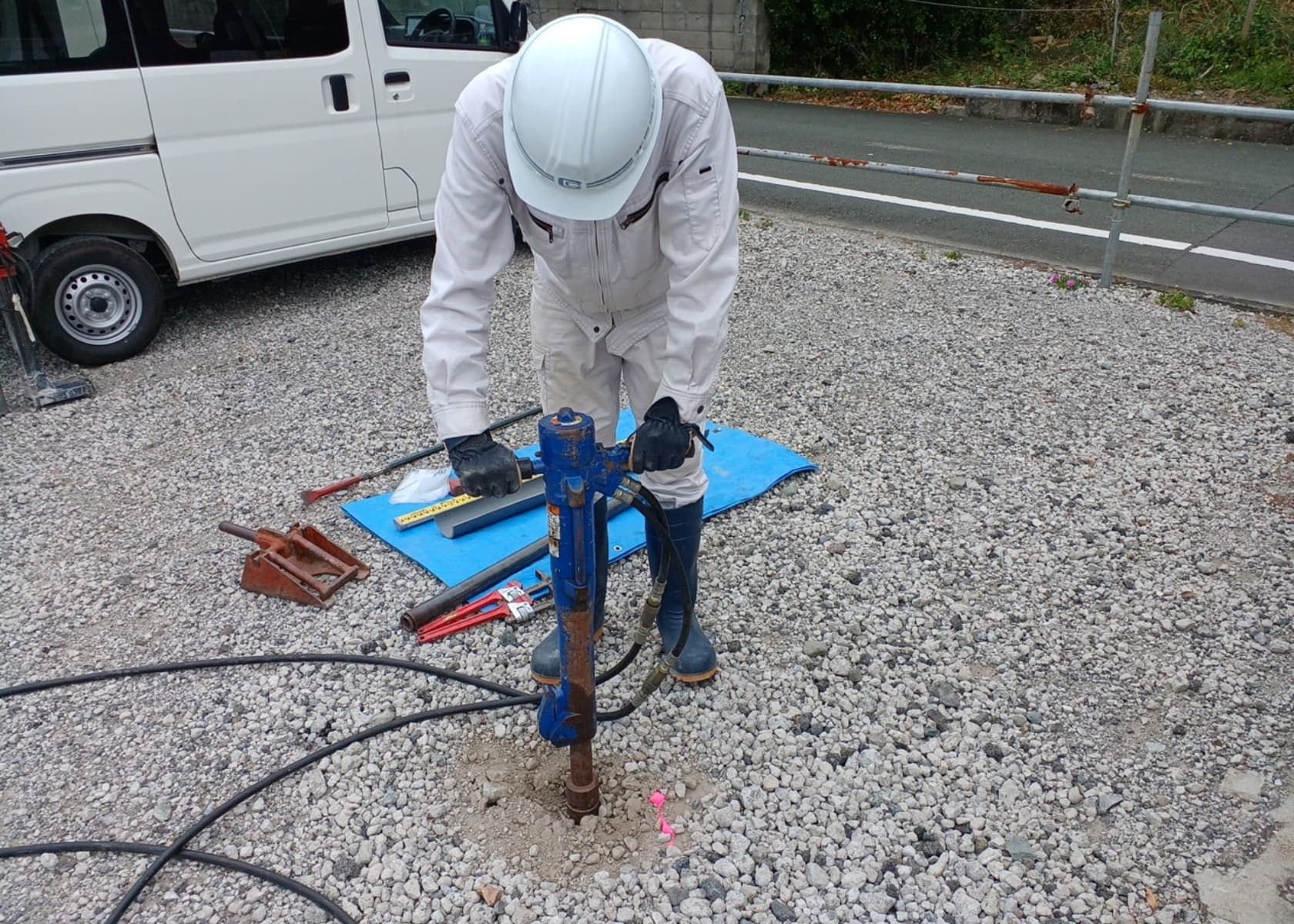 屋外で土壌調査を行う技術者