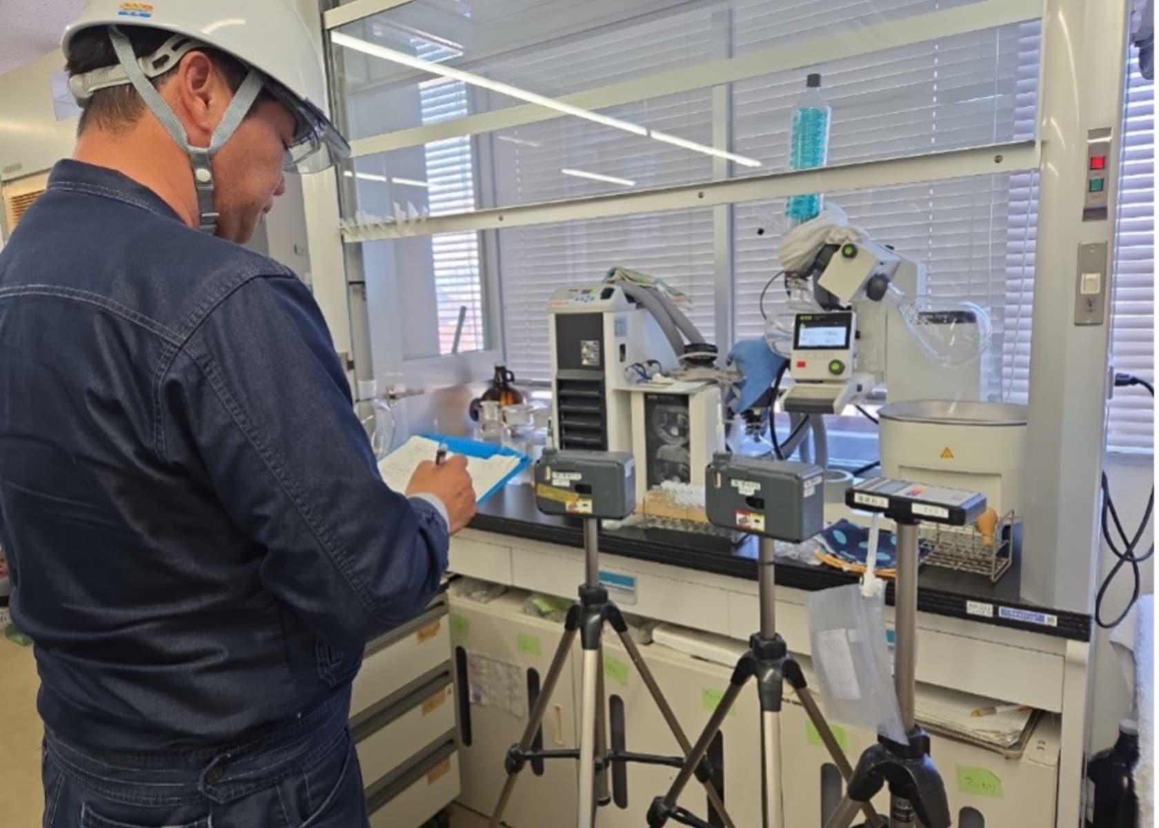 測定機器を使って作業環境を測定する技術者